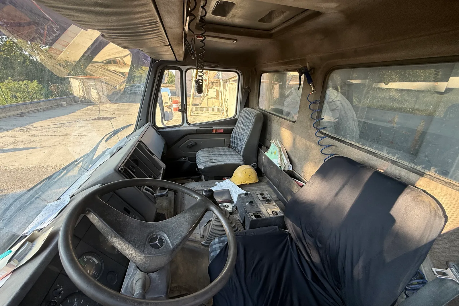 Autocarro ribaltabile Mercedes targato BGB54355
