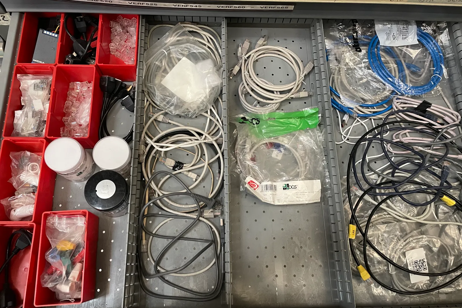 Stock lampade da tavolo, materiale elettrico e minuteria varia, oltre attrezzature e mobili da ufficio