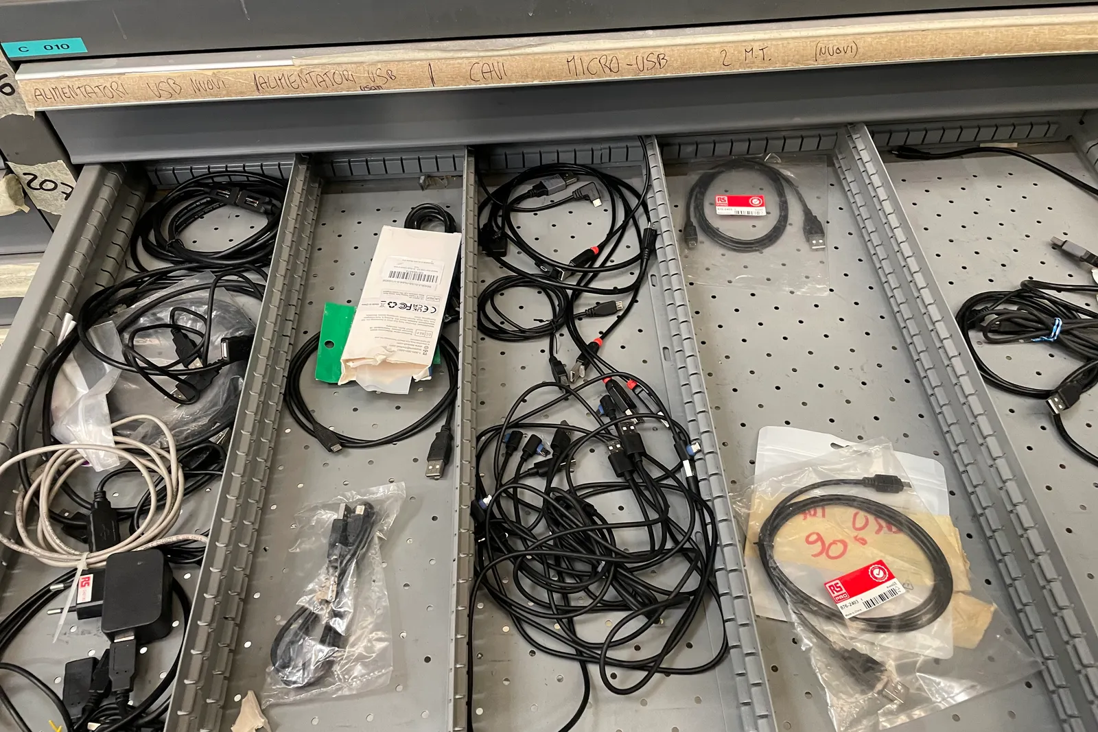 Stock lampade da tavolo, materiale elettrico e minuteria varia, oltre attrezzature e mobili da ufficio