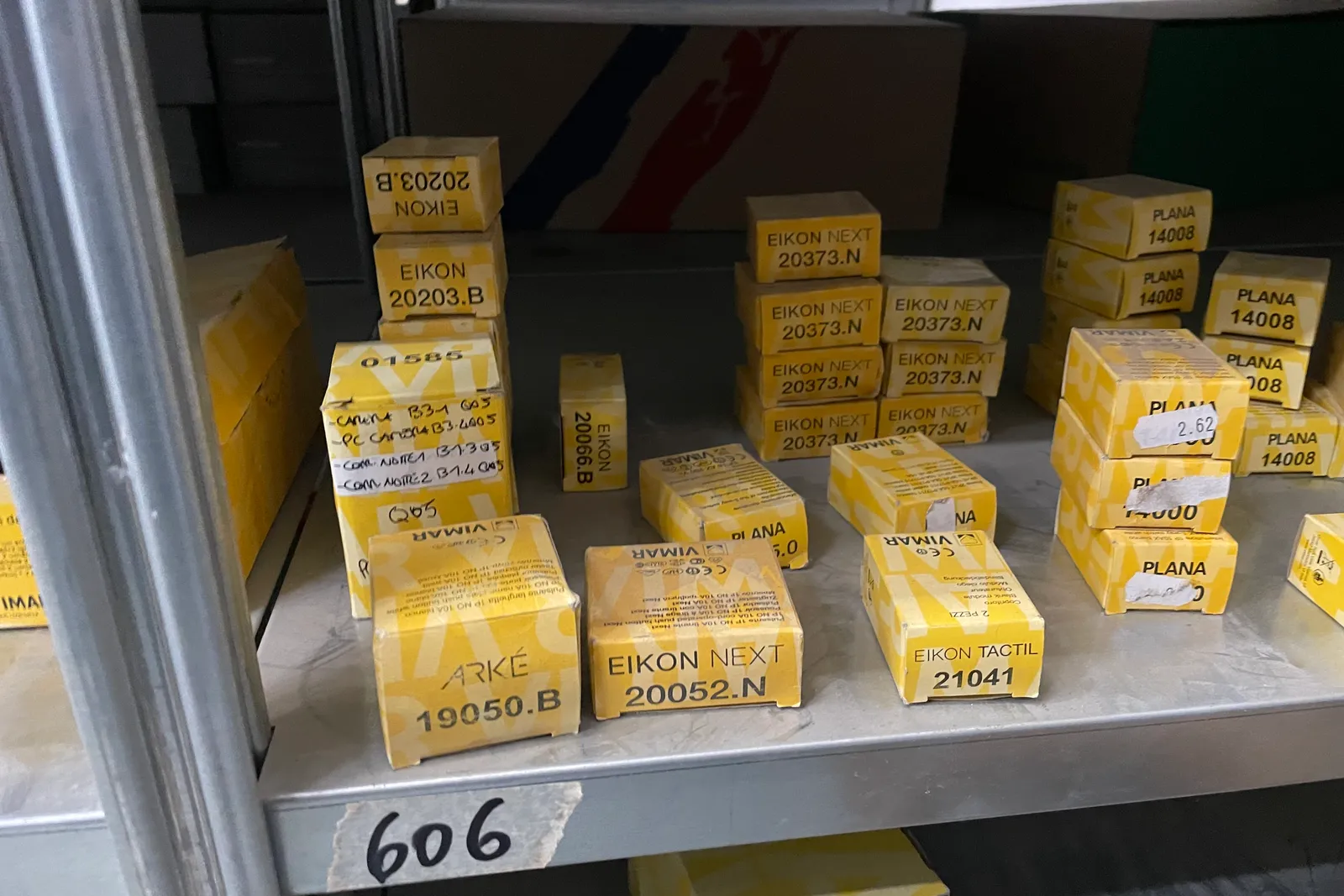 Stock lampade da tavolo, materiale elettrico e minuteria varia, oltre attrezzature e mobili da ufficio