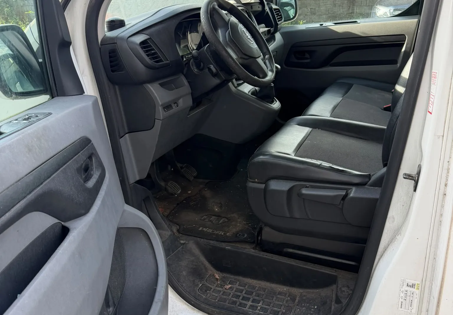 Autocarro Toyota Proace targato FM320CF