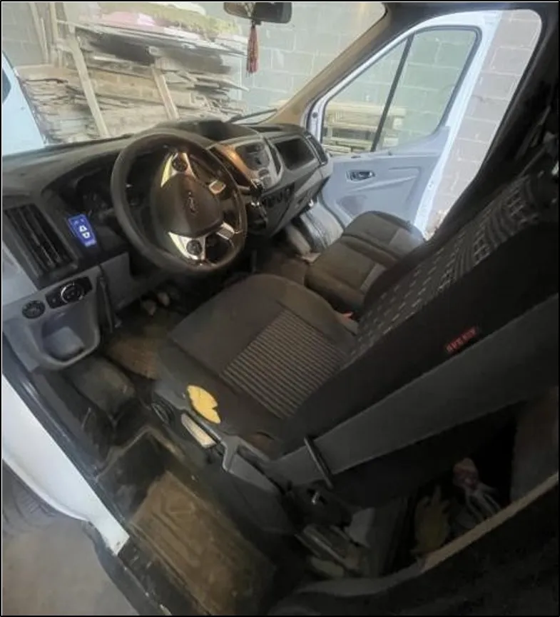 Autocarro Ford Transit targato FN246HF