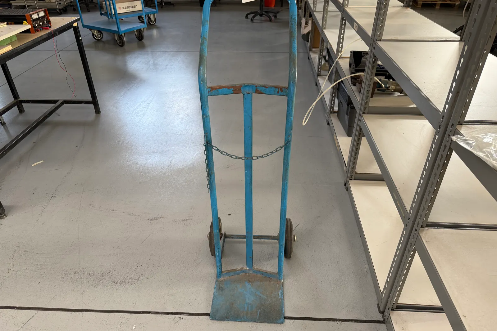 N. 3 transpallet, carrello, lavaasciuga pavimenti, carrello porta utensili Beta