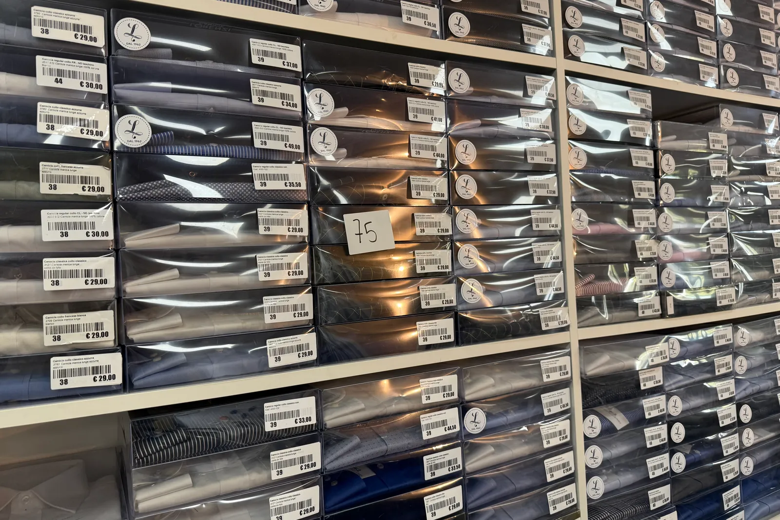 Magazzino tessuti, capi di abbigliamento e accessori – ID da n. 65 a n. 80