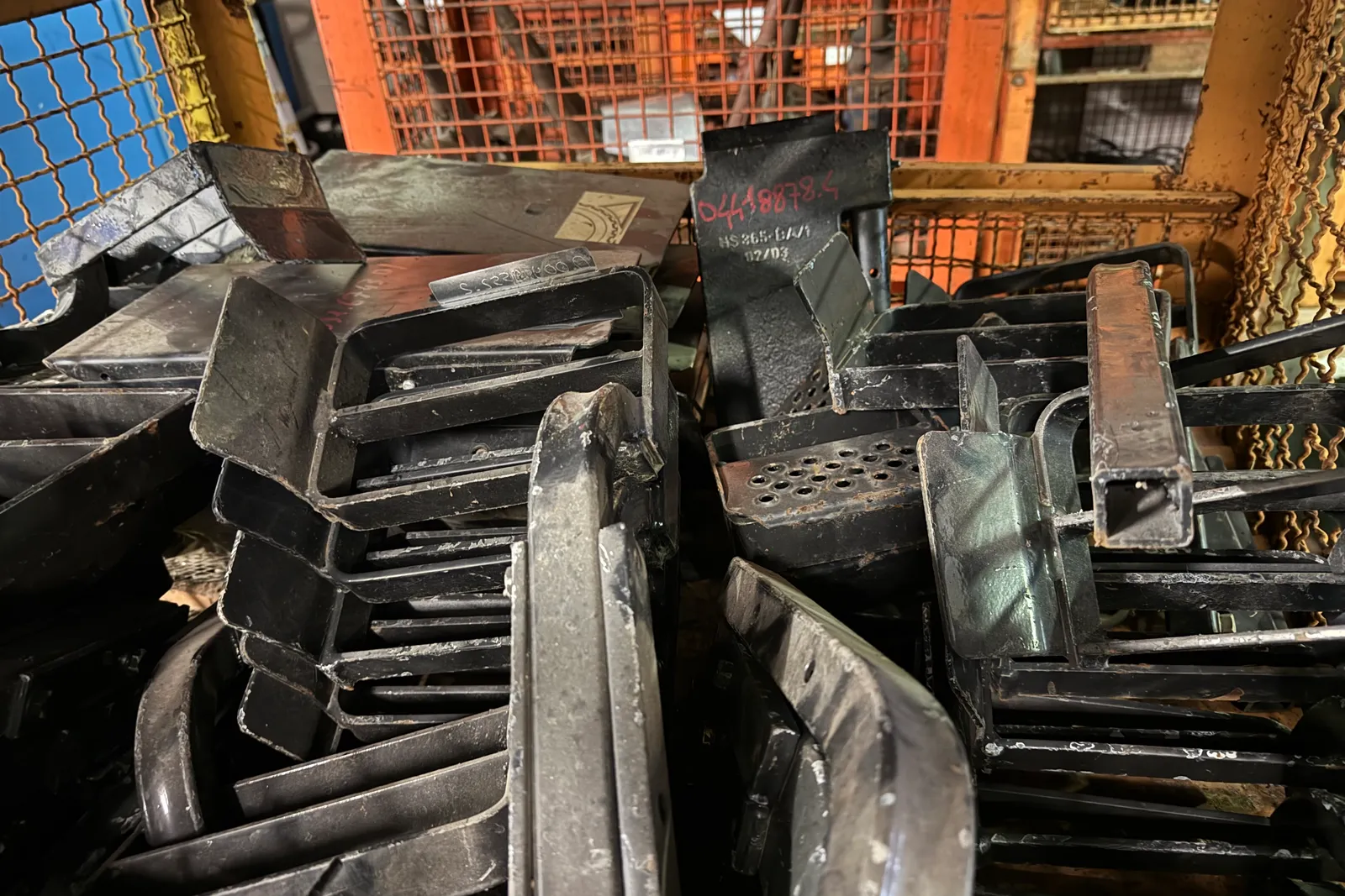 Magazzino componenti e ricambi per macchine agricole, oltre scaffali (escluse casse e ceste metalliche)