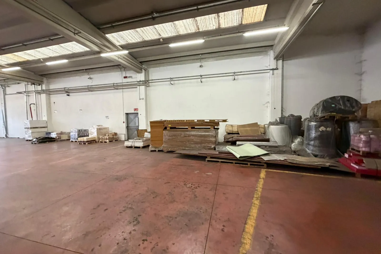 Arredi, hardware e rimanenze isolanti e vetroniti