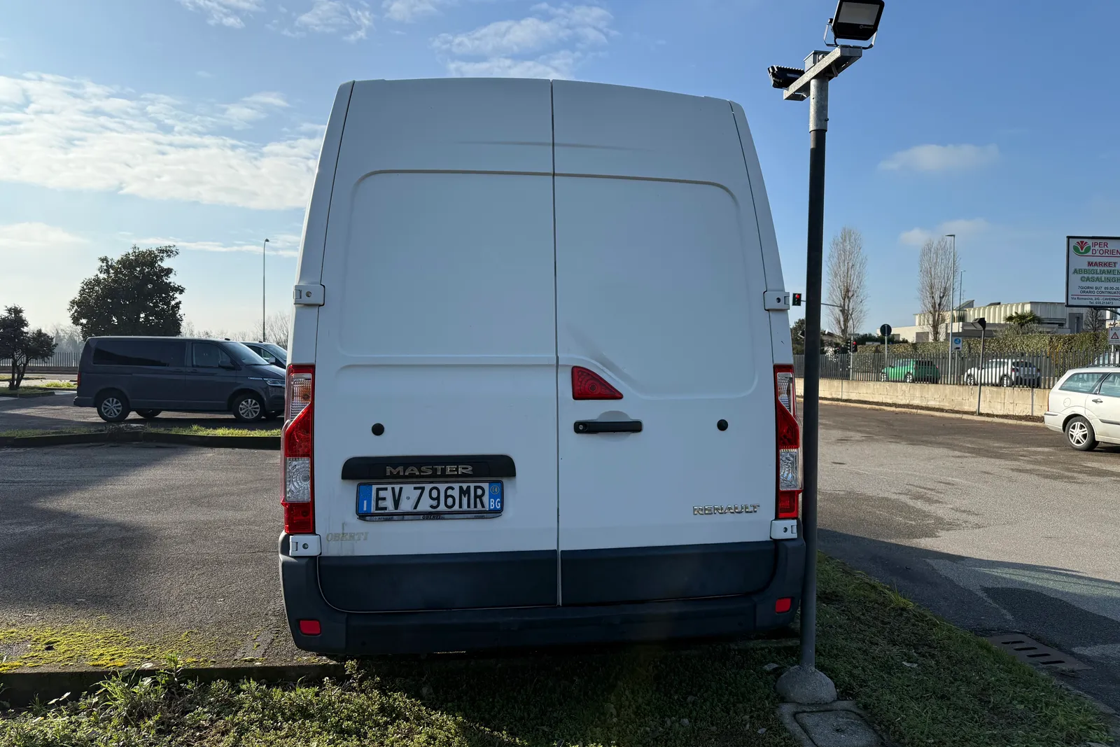 Furgone Renault Master targato EV796MR
