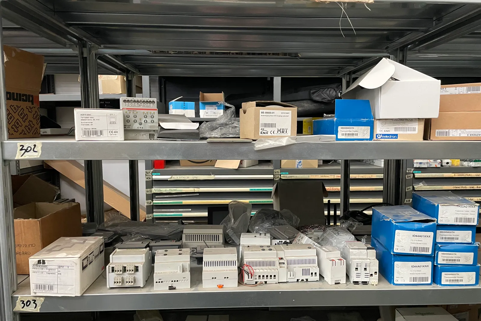 Stock lampade da tavolo, materiale elettrico e minuteria varia, oltre attrezzature e mobili da ufficio