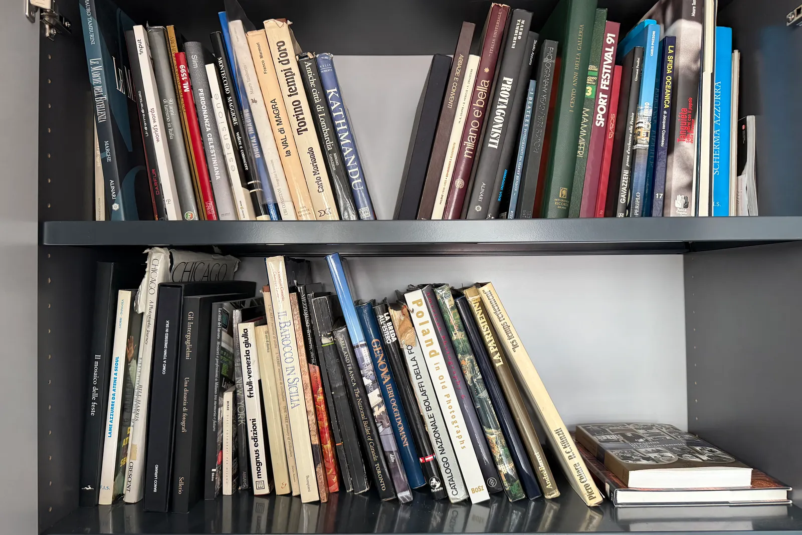 Volumi e riviste a scaffale, oltre stampe originali di uscite pubblicitarie degli anni 1955-1992 e microfiches