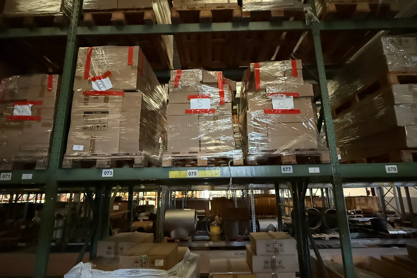 Magazzino lampade ad induzione magnetica, supporti e rimanenze