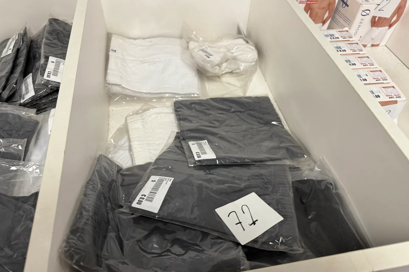 Magazzino tessuti, capi di abbigliamento e accessori – ID da n. 65 a n. 80