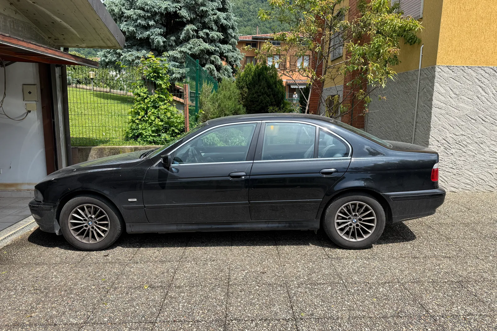 Lotto costituito da n. 2 autovetture: - Autovettura Opel Antara targata DT277DZ; - Autovettura BMW 520i targata CD700FJ