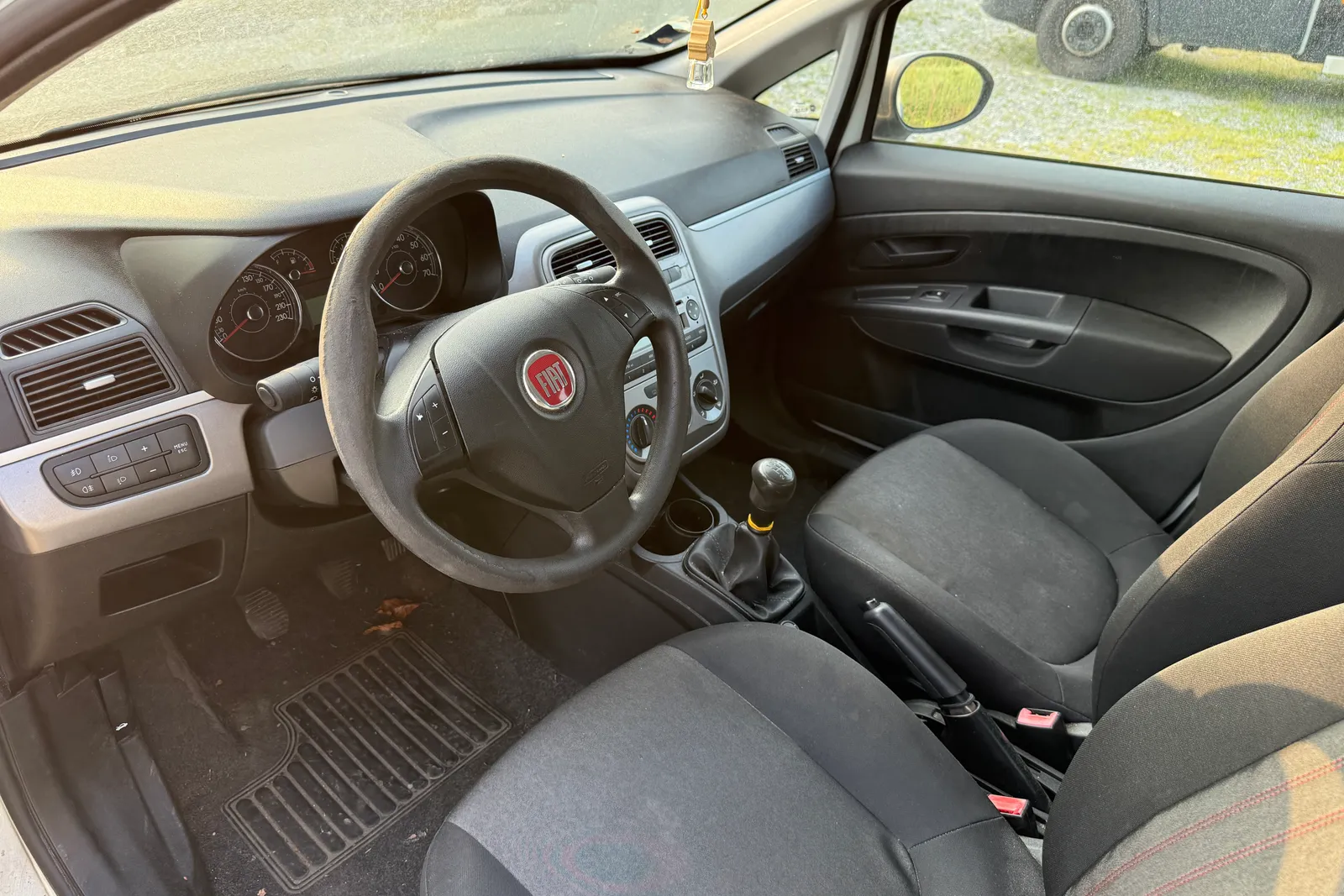 Autovettura Fiat Punto targata ES324VK