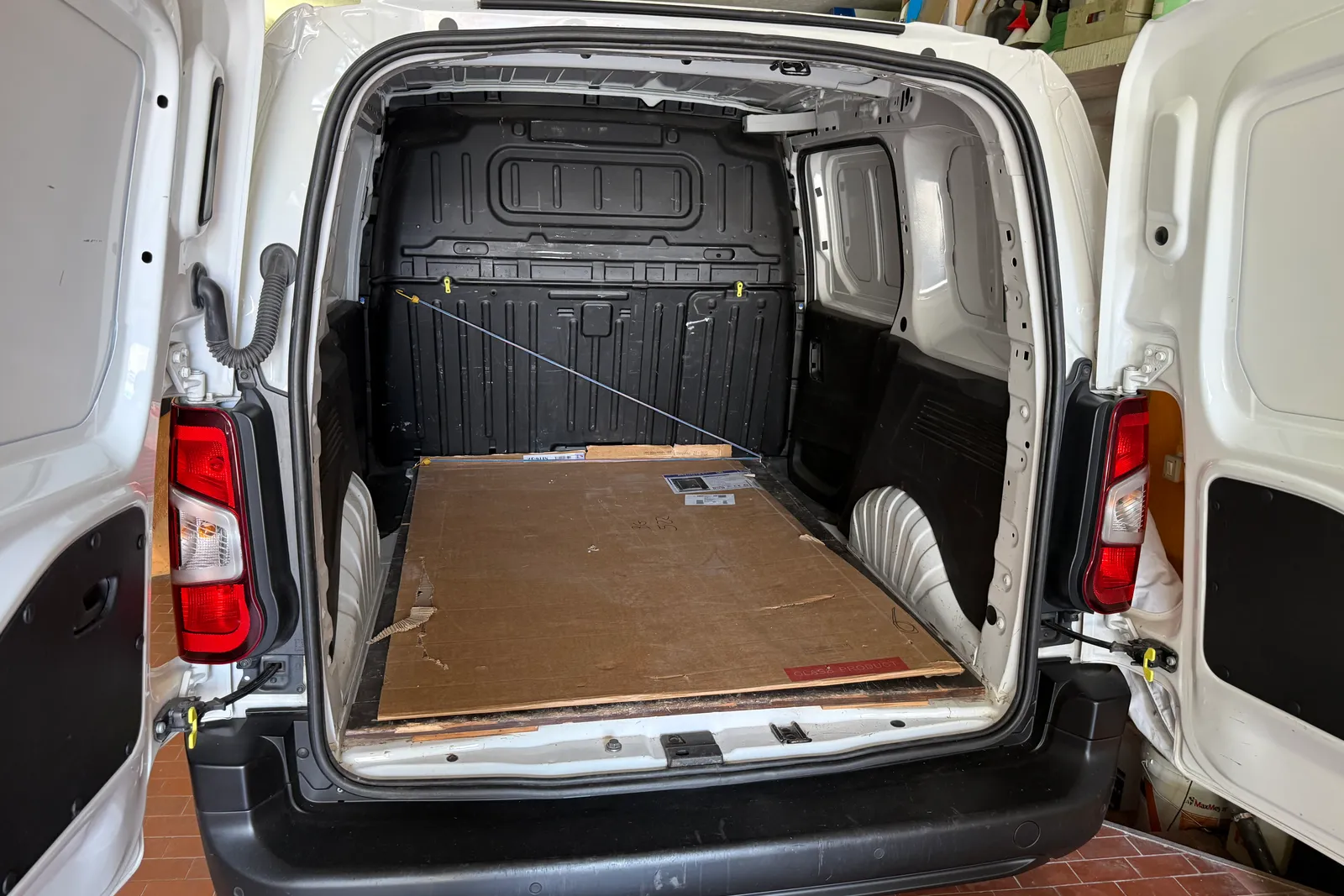 Furgone Opel combo targato FW531JY