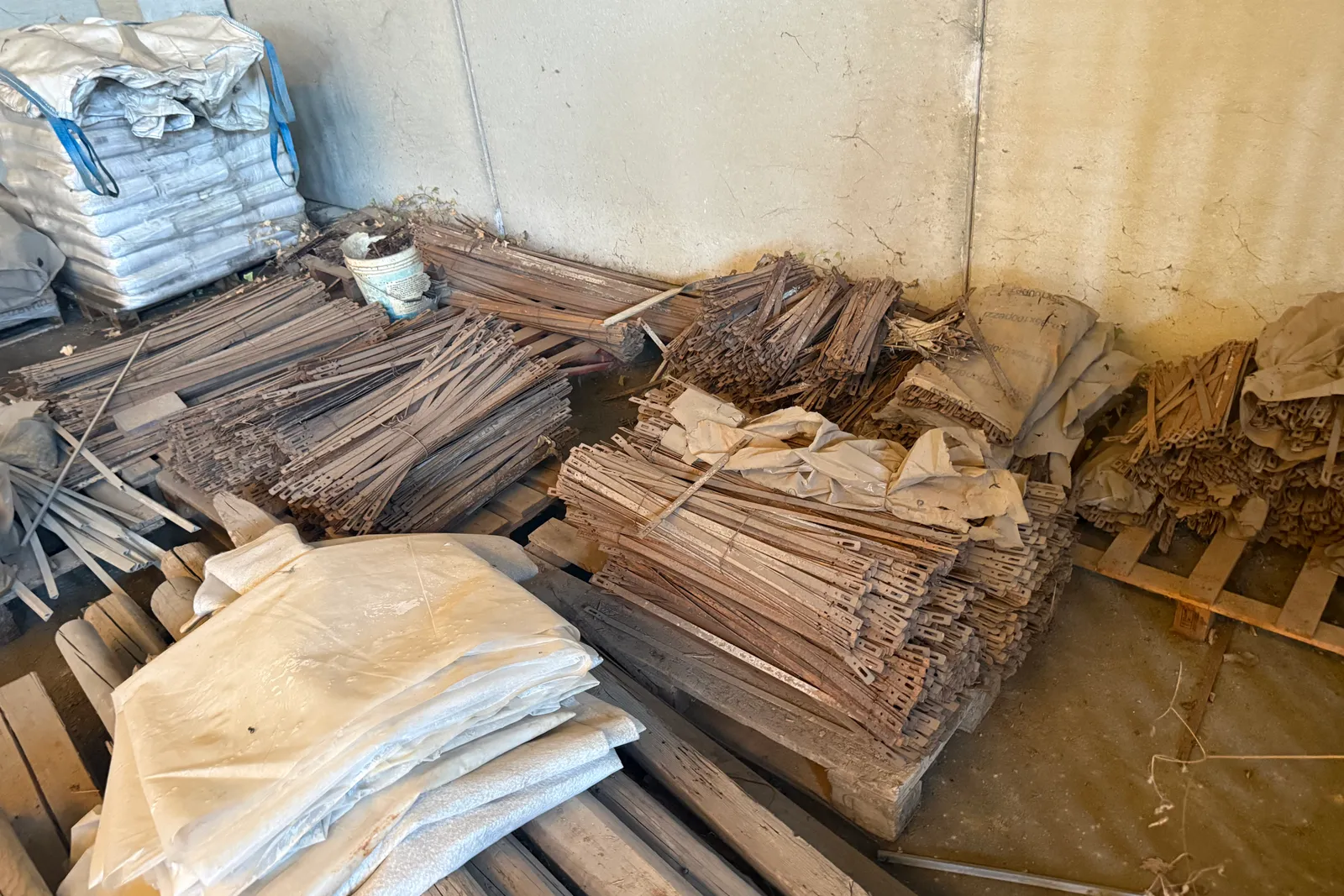 N. 2 betoniere, una taglia asfalto e materiale edile vario (ponteggi, puntelli, legname da cantiere)