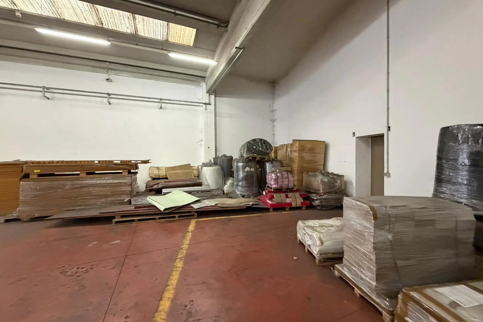 Arredi, hardware e rimanenze isolanti e vetroniti