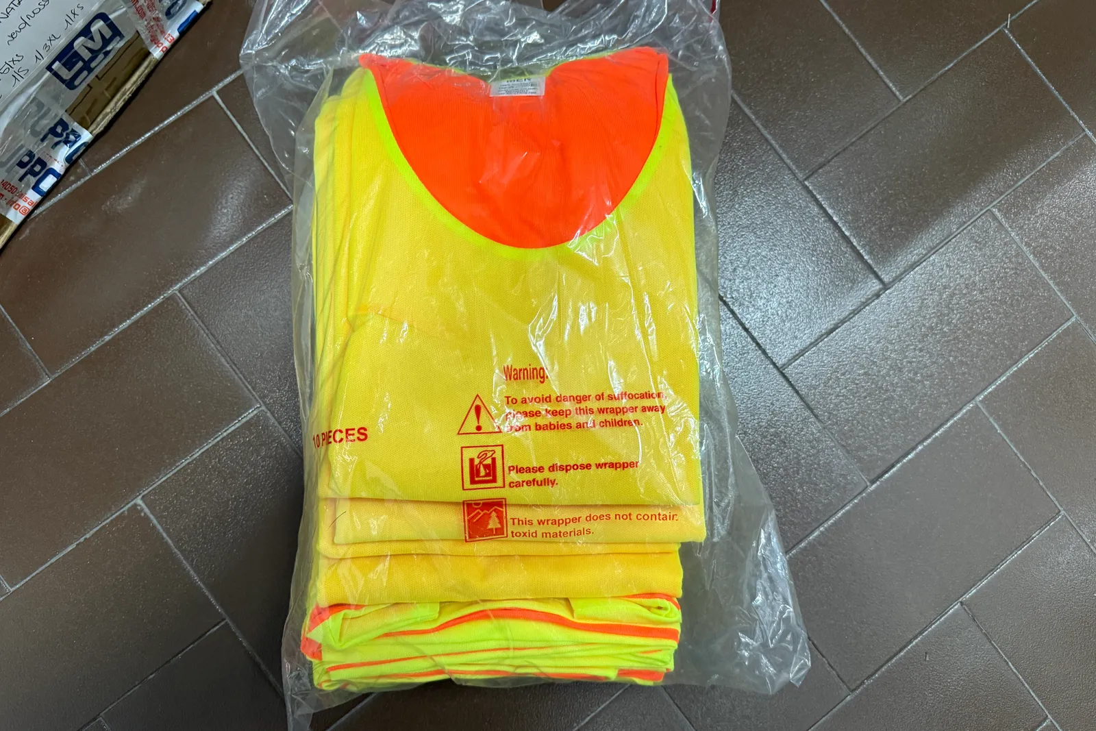 Magazzino tessuti, capi di abbigliamento e accessori – ID da n. 65 a n. 80