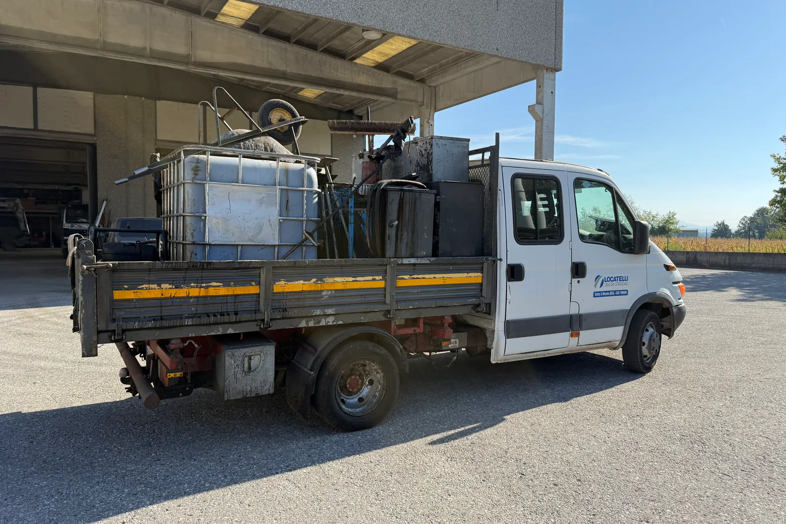 Autocarro ribaltabile Iveco Daily (35C11A) targato BN871RW con macchinario spruzzatrice per emulsione e due cisterne