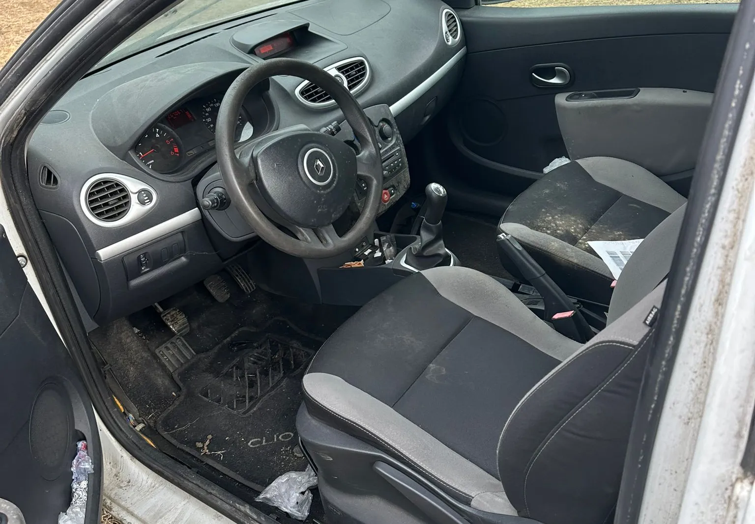 Autocarro Renault Clio targato EP552DN