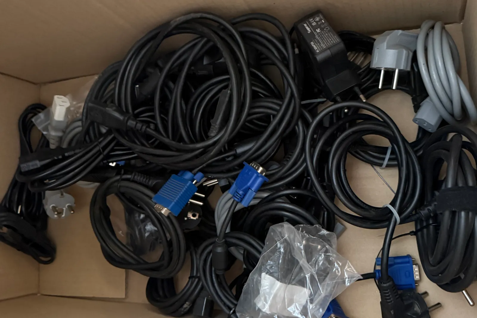 Arredi e macchine elettriche ed elettroniche da ufficio