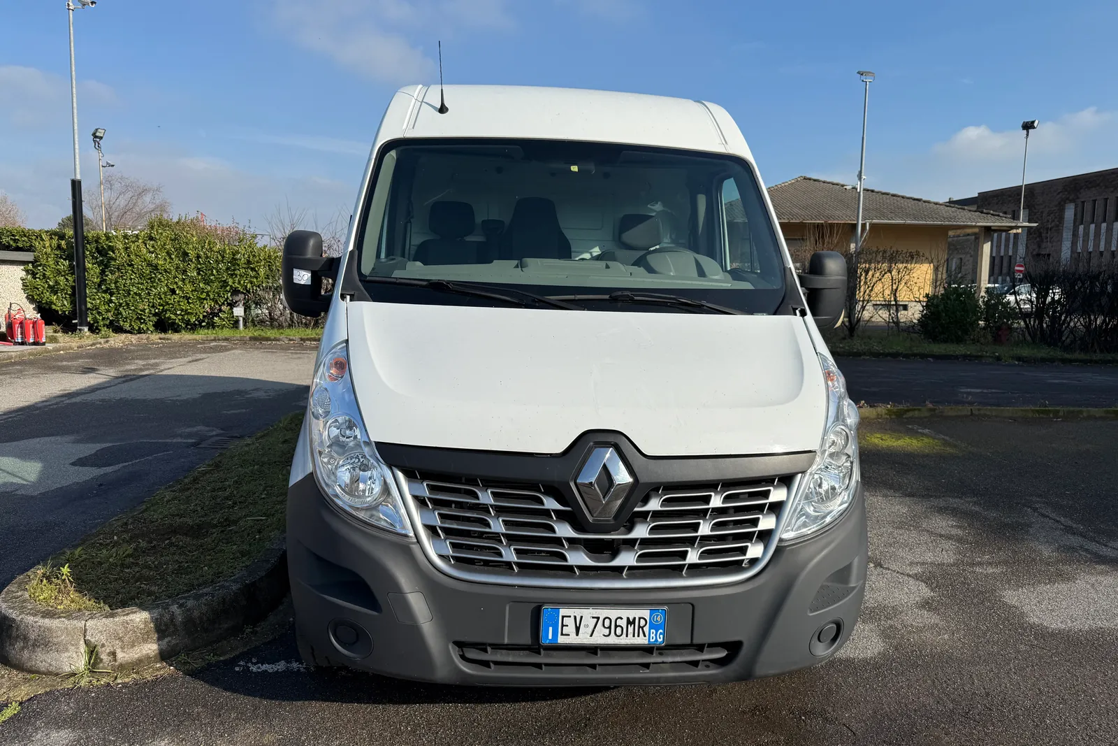 Furgone Renault Master targato EV796MR