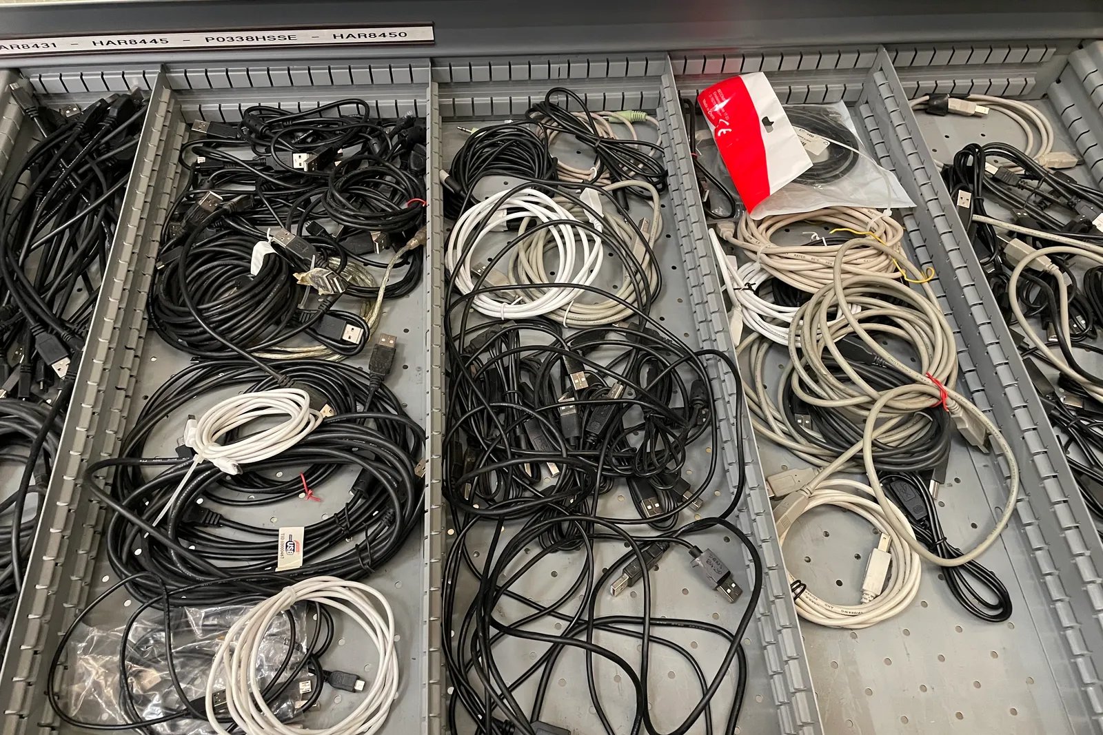 Stock lampade da tavolo, materiale elettrico e minuteria varia, oltre attrezzature e mobili da ufficio