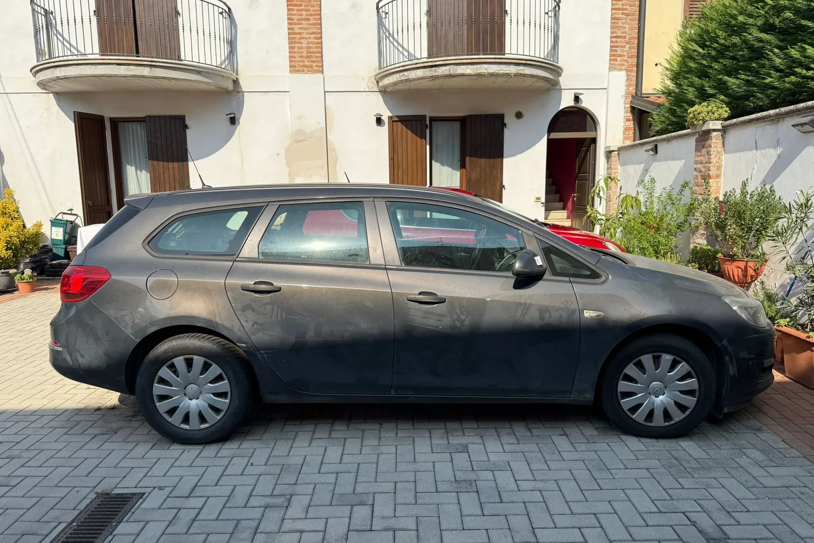 Autovettura Opel Astra targata ER422ZF oltre PC