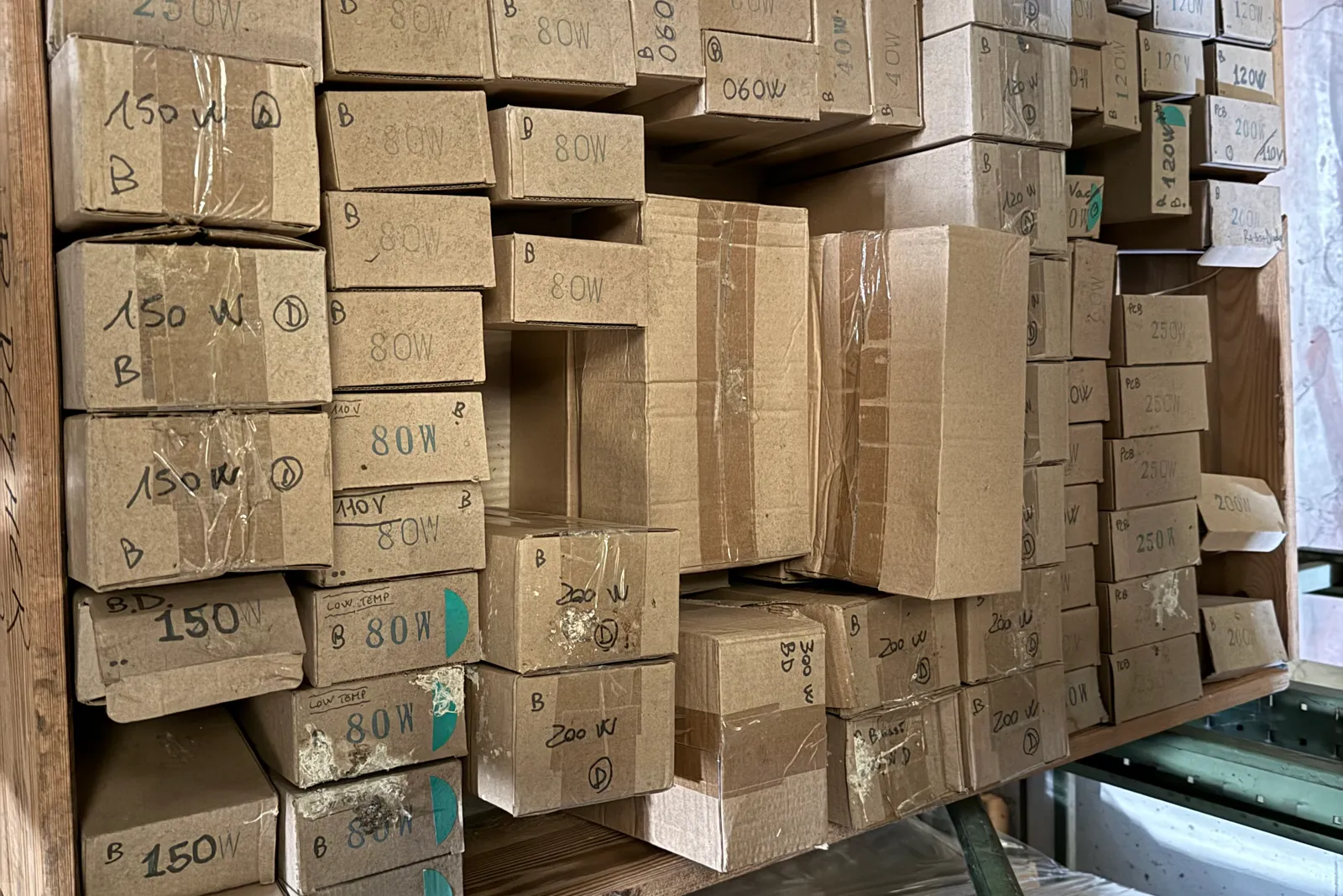 Magazzino lampade ad induzione magnetica, supporti e rimanenze
