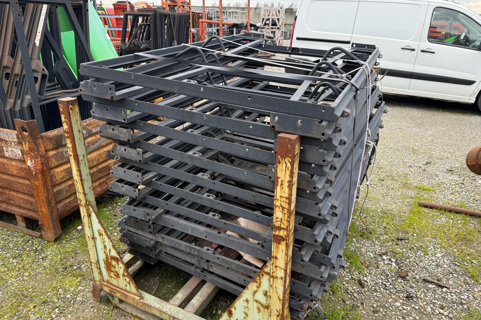 Magazzino componenti e ricambi per macchine agricole, oltre scaffali (escluse casse e ceste metalliche)