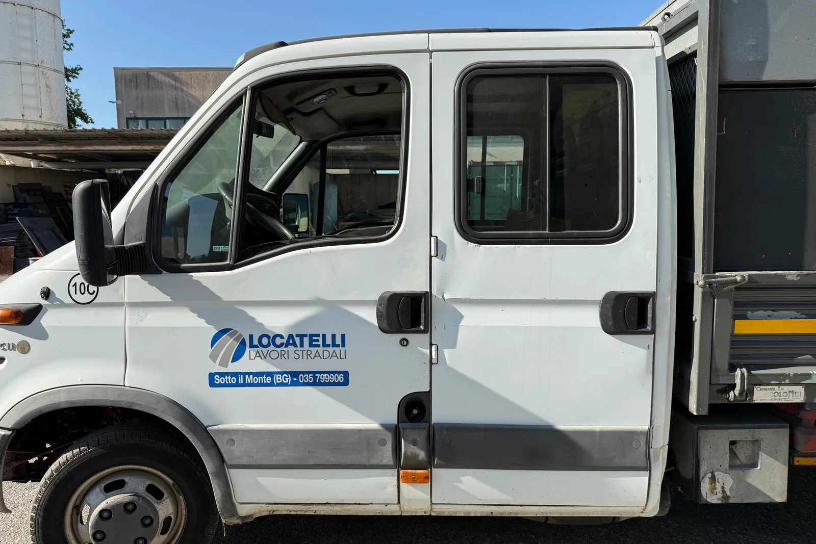 Autocarro ribaltabile Iveco Daily (35C11A) targato BN871RW con macchinario spruzzatrice per emulsione e due cisterne