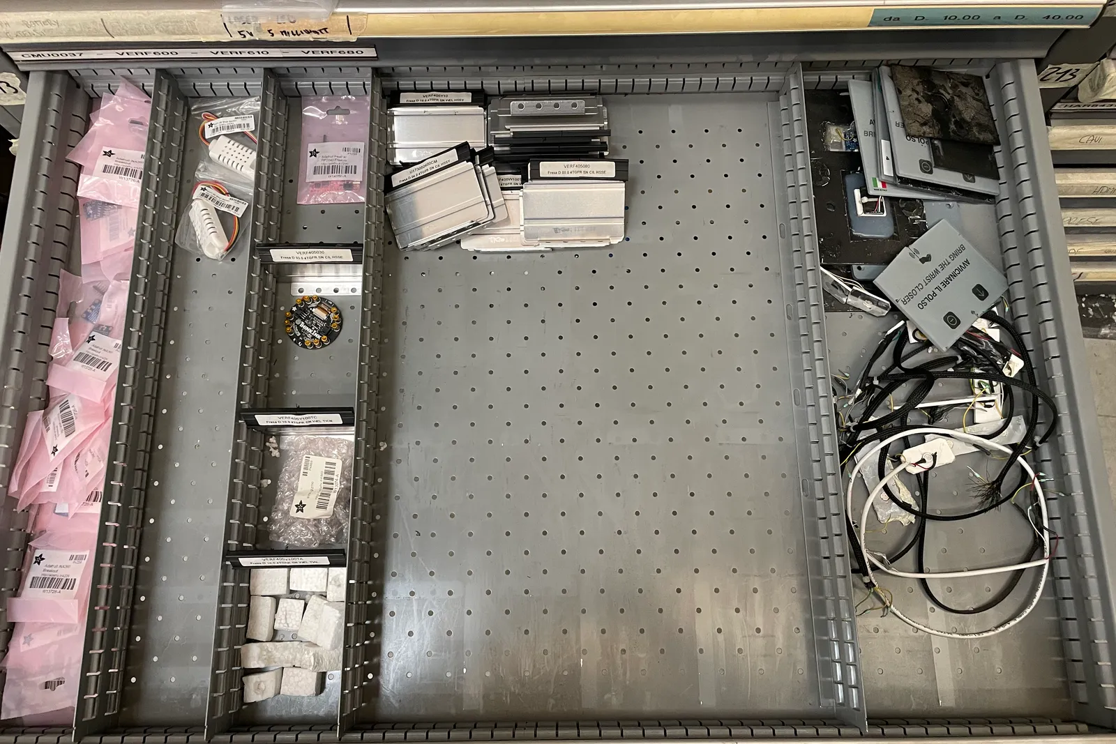 Stock lampade da tavolo, materiale elettrico e minuteria varia, oltre attrezzature e mobili da ufficio