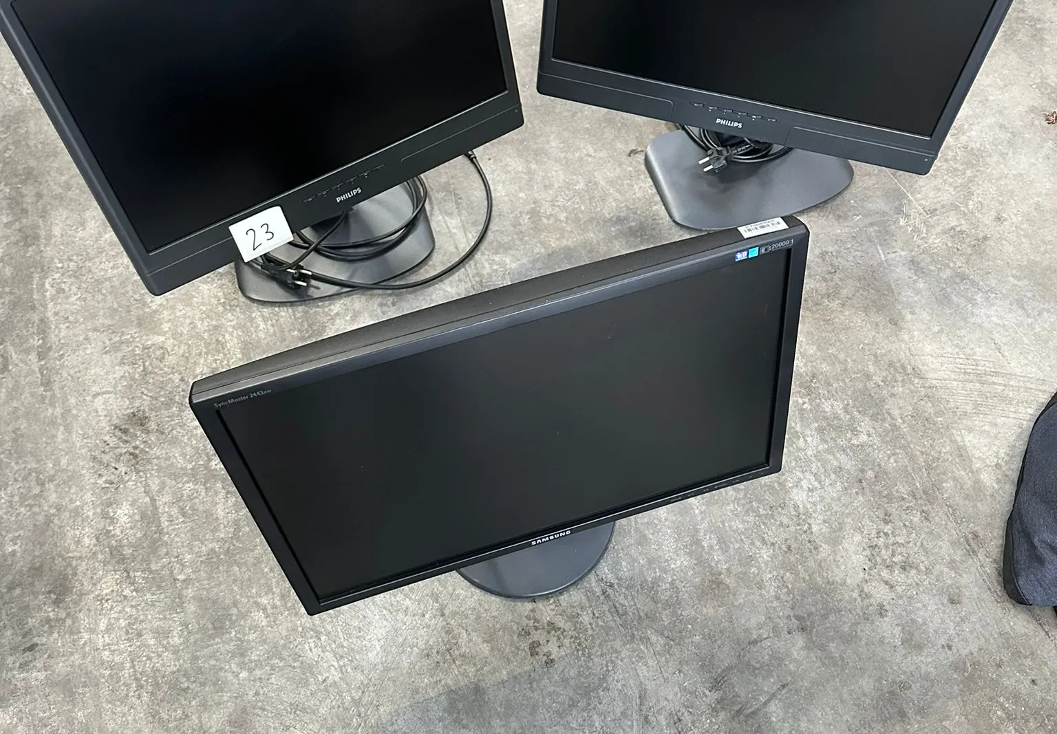 N. 2 monitor Hisense oltre n. 3 monitor PC Philips